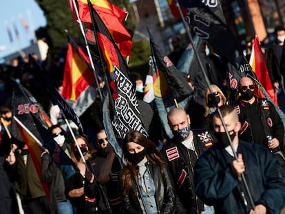 Varias personas participan en una marcha neonazi en Madrid el 13 de febrero de 2021.