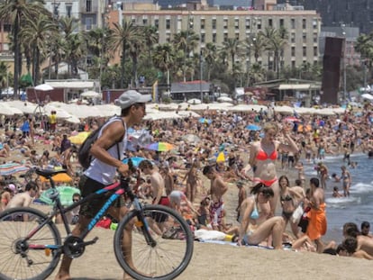 Turistes a la platja de Barcelona.