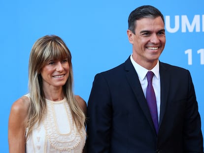 El presidente del Gobierno, Pedro Sánchez, y su esposa, Begoña Gómez, en una cumbre de la OTAN en Lituania, en julio de 2023.