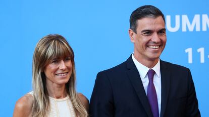 El presidente del Gobierno, Pedro Sánchez, y su esposa, Begoña Gómez, en una cumbre de la OTAN en Lituania, en julio de 2023.