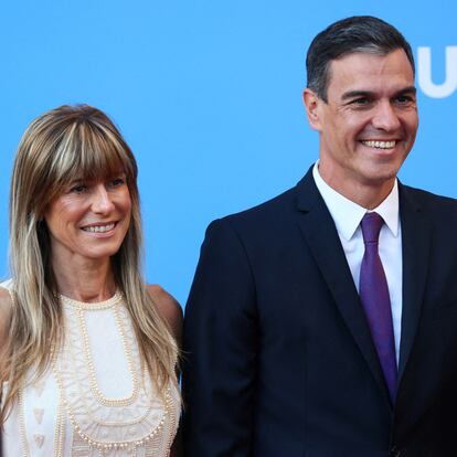 El presidente del Gobierno, Pedro Sánchez, y su esposa, Begoña Gómez, en una cumbre de la OTAN en Lituania, en julio de 2023.