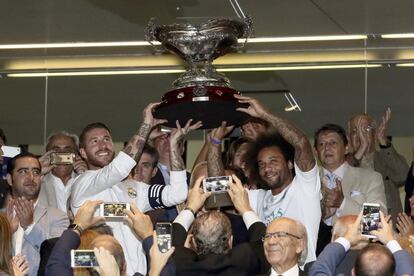 Los capitanes del Real Madrid Sergio Ramos (i) y el brasileño Marcelo (d) alzan el trofeo tras vencer a la Fiorentina por 2-1 en el partido del Trofeo Bernabéu que Real Madrid y Fiorentina jugaron esta noche en el estadio Santiago Bernabéu, en Madrid.