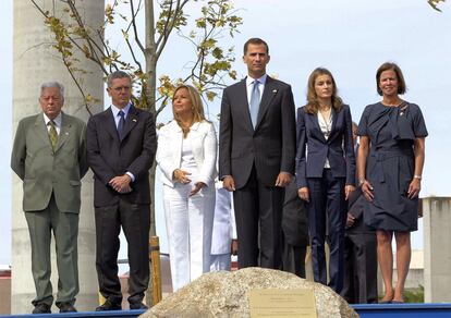 Los príncipes de Asturias, acompañados de la ministra de Asuntos Exteriores, Trinidad Jiménez, el alcalde de Madrid, Alberto Ruiz Gallardón, la esposa del embajador de EEUU, Alan Solomont, y José Luis De San Pí, padre de la única víctima española de los atentados del 11-S, durante un acto de homenaje a las víctimas del terrorismo organizado por la embajada estadounidense en el Parque Juan Carlos I de Madrid.