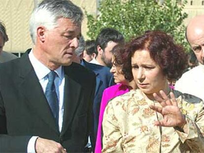 Ana Palacio, con el representante especial de la ONU para Irak, Sergio Vieira de Mello, ayer en Bagdad.