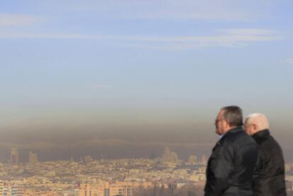 La nube de contaminación que podía verse desde el mirador de Entrevías en febrero.