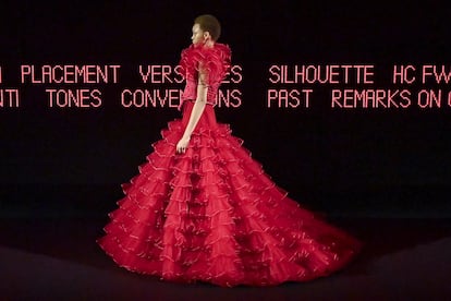 Con la colección de primavera-verano 2025 de Valentino, Alessandro Michele, que en marzo de 2024 cogió las riendas de la enseña romana después de salir de Gucci, debutaba en la alta costura.