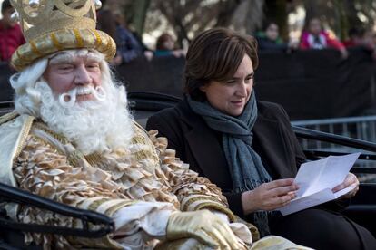 L'alcaldessa de Barcelona, Ada Colau, acompanyada del rei Melcior.