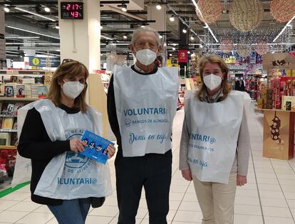 Voluntarios que participan en La Gran Recogida de Alimentos de FESBAL informando en un supermercado.