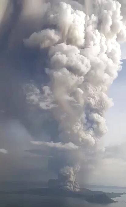 Vista de la erupción del volcán Taal desde Tagaytay.
