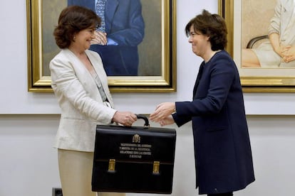 La vicepresidenta del gobierno y ministra de Presidencia e Igualdad Carmen Calvo, recibe la cartera de la exvicepresidenta Soraya Sáez de Santamaría (d).