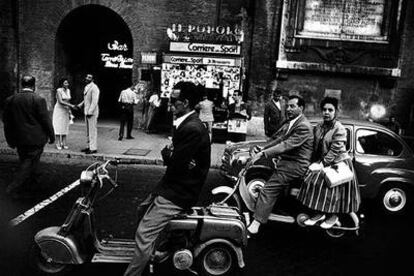 <i>Feu rouge, Via Flaminia, Roma</i>, 1956, de William Klein.