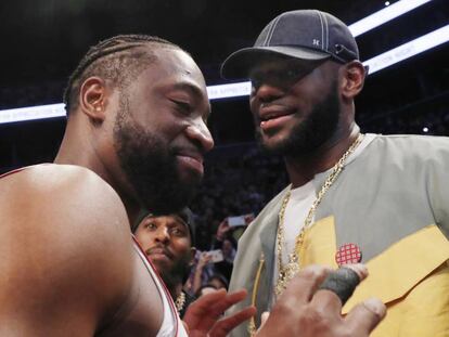 Wade, tras su último partido en la NBA, habla con LeBron.
