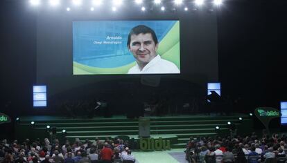 Acto electoral de EH Bildu en el BEC en el que fue difundido un mensaje desde la cárcel de Arnaldo Otegi (en la pantalla).