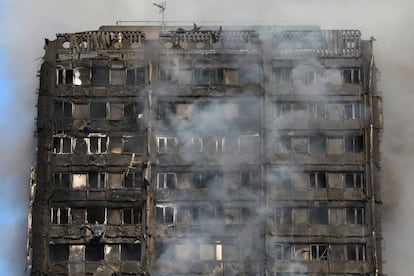 O fogo atingiu todos os andares do edifício residencial Torre Grenfell.