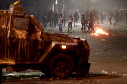 La confusión fue aprovechada por un grupo para saquear un supermercado cercano, otro más de los al menos 330 que han sido robados e incluso quemados desde el viernes pasado. En la imagen, manifestantes levantan barricadas como protesta para pedir la renuncia del presidente chileno, Sebastián Piñera, este viernes, en Santiago.