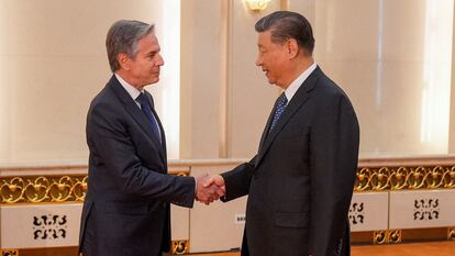 El secretario de Estado de EE UU, Antony Blinken, saluda al presidente chino, Xi Jinping, este viernes.