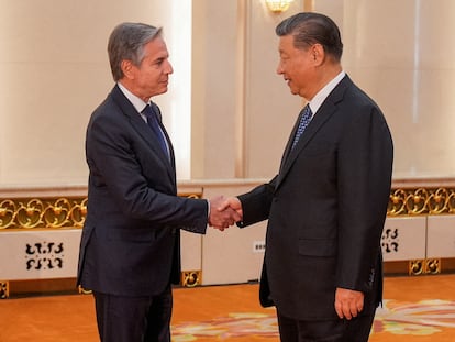 El secretario de Estado de EE UU, Antony Blinken, saluda al presidente chino, Xi Jinping, en el Gran Salón del Pueblo, en Pekín, este viernes.