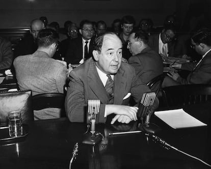 El matemático John von Neumann (1903-1957), testifica ante el Comité de Energía Atómica del Congreso de los Estados Unidos, Washington, DC, el 8 de marzo de 1955.