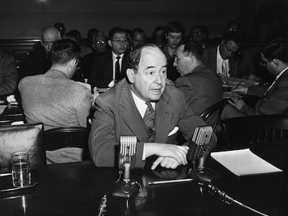 El matemático John von Neumann (1903-1957), testifica ante el Comité de Energía Atómica del Congreso de los Estados Unidos, Washington, DC, el 8 de marzo de 1955.