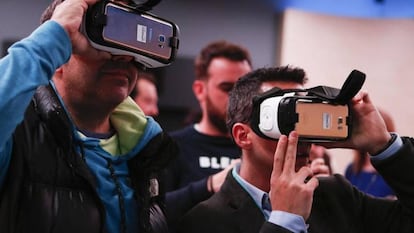 Espectadores miran el Clásico a través de las gafas 360º de Samsung, adaptadas a sus móviles.