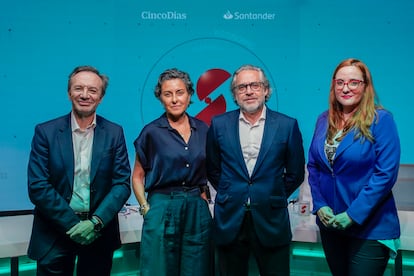 De izquierda a derecha: Juan Luis Redondo, Bárbara Navarro, Ángel Bautista y Judith Arnal, en el Foro Futuro, de Banco Santander, en Madrid, el 12 de septiembre.