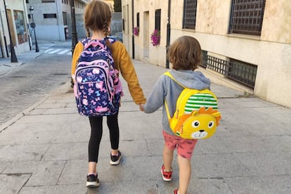 Dos niños acuden al colegio en Salamanca.
 