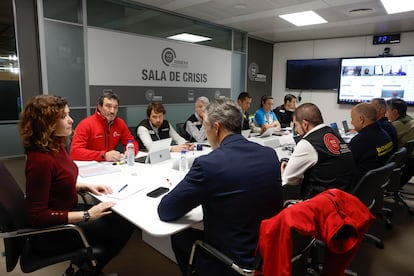 La presidenta de Madrid, Isabel Díaz Ayuso, preside la reunión de coordinación con los alcaldes de los municipios afectados por las lluvias.
