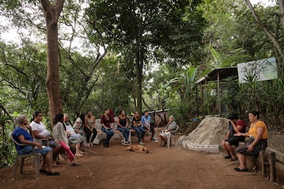 Reunión de mujeres de comunidades de raíces indígenas de Atiquizaya, El Salvador. 