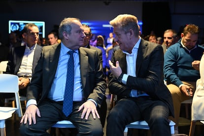 El ministro de Industria, Jordi Hereu, acompañado por el presidente de Anfac, Wayne Griffiths (d), durante el acto de inauguración del I Foro Anfac del Vehículo Pesado y Autobús este jueves en Madrid.