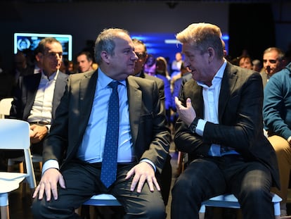 El ministro de Industria, Jordi Hereu, acompañado por el presidente de Anfac, Wayne Griffiths (d), durante el acto de inauguración del I Foro Anfac del Vehículo Pesado y Autobús este jueves en Madrid.