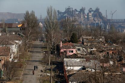 Vista de la ciudad asediada de Mariupol, el lunes. La vice primera ministra de Ucrania, Irina Vereshchuk, ha afirmado este martes que el país espera abrir hoy tres corredores humanitarios para evacuar a los civiles de los pueblos y ciudades sitiadas.