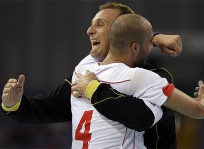 Barrufet se abraza a Albert Rocas tras ganar a Corea en los cuartos de final de los Juegos de Pekín.