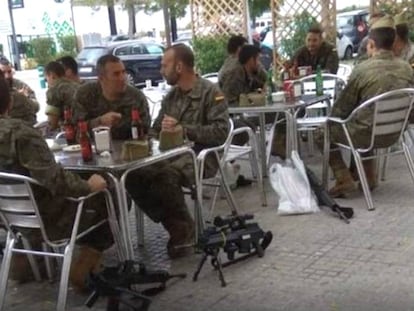 Membres de la Legió prenen cervesa amb les armes a terra a Vilafranca del Penedès.