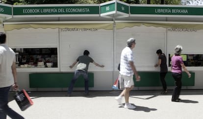 Aspecto, ayer al mediod&iacute;a, de las casetas de la Feria del Libro de Madrid. 