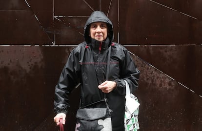 Julia Teijeiro, 61 años. Trabajó en el sector del comercio desde los 14 años, pero cuando tuvo a su hijo con 31 años dejó el empleo y pasó a ser ama de casa. "Cobro una pensión de viudedad de 935 euros porque no llego al mínimo de tiempo de cotización", explica. Teijeiro quiere luchar por unas pensiones dignas para ayudar a los que vienen detrás.