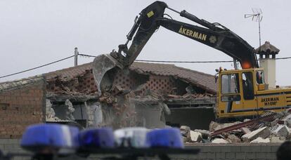 Derribo de una vivienda ilegal en 2009 en Chiclana, Cádiz.