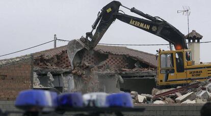 Derribo de una vivienda ilegal en 2009 en Chiclana, C&aacute;diz. 