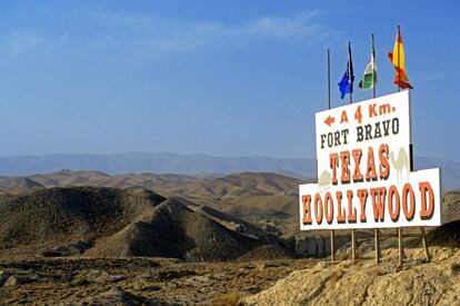 Los rodajes disminuyeron en Tabernas mientras los turistas aumentaban. Tres platós de 'western' han sido conservados y transformados en parques temáticos: Mini- Hollywood, Western Leone y Texas-Hollywood, que sigue acogiendo rodajes de cuando en cuando (recientemente Blueberry, de Jan Kounen). Cuenta con tres decorados tipo que representan respectivamente un pueblo indio, un pueblo mexicano y una pequeña ciudad del Lejano Oeste.