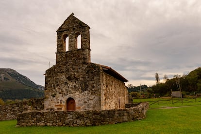 La antigua iglesia románica de San Juan de Ciliergo, en la localidad asturiana de Panes.