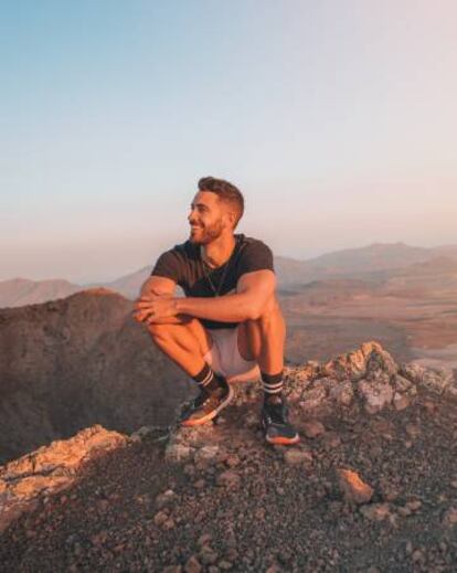 El 'youtuber' y colaborador de 'El Viajero' Enrique Álex, en la cima de un volcán de Fuerteventura.