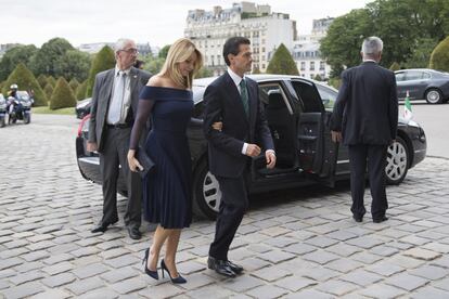 La Primera Dama de México suele llevar diseños de mexicanos en los actos más importantes del país. En 2015, durante una visita oficial a Francia llevó un vestido corto azul marino con transparencias de Benito Santos.