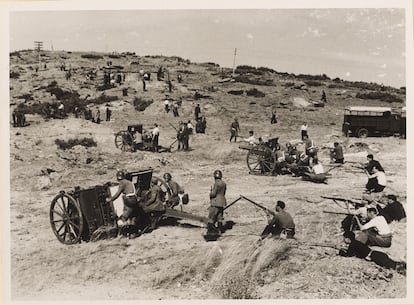 Sierra de Guadarrama, vista panorámica del despliegue defensivo del Ejército republicano, incluyendo varias pieza de artillería, en el frente de Madrid.