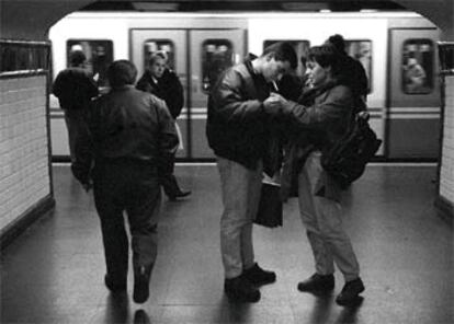 Una imagen habitual: un fumador enciende un cigarrillo en el andén del Metro de Madrid.