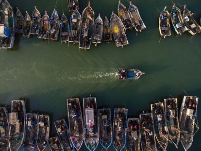 Vista aérea de barcos de pesca en Xianrendao (China).