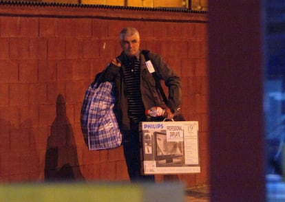 El etarra José Luis López Ruiz, 'Kubati', sale de la prisión El Puerto 1, situada en El Puerto de Santamaría (Cádiz). A las puertas de la prisión le esperaban familiares de víctimas de ETA, que le increparon e insultaron, razón por la que fue escoltado por la policía.14 de noviembre de 2013.