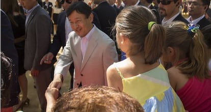 El pr&iacute;ncipe Naruhito saluda a los vecinos de Coria del R&iacute;o. 