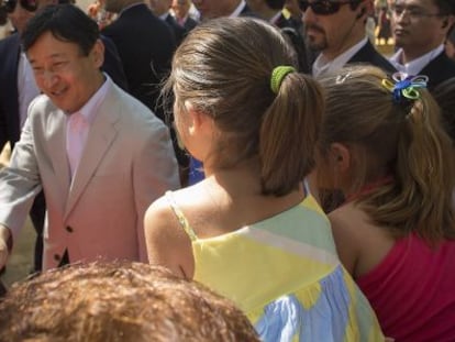 El pr&iacute;ncipe Naruhito saluda a los vecinos de Coria del R&iacute;o. 