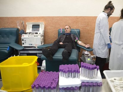 El donante Francisco Rueda en el Centro Regional de Transfusión Sanguínea de Málaga.