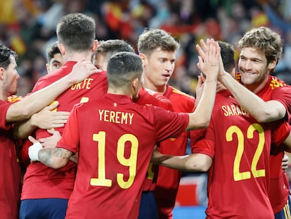 A CORUÑA, 29/03/2022.- Los jugadores de la selección española celebran el cuarto gol ante Islandia, durante el partido amistoso que disputan este martes en el estadio de Riazor, en A Coruña. EFE/Lavandeira
