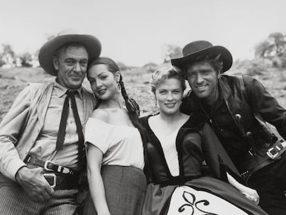 Gary Cooper, Sara Montiel, Denise Darcel y Burt Lancaster, en el rodaje de 'Veracruz' (1954), de Robert Aldrich.